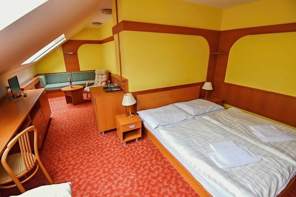 Hotel Prosper Celadna Luaran gambar